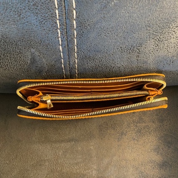 Portland Leather Group - New Honey Accordion Zip Wallet - Picture 3 of 4